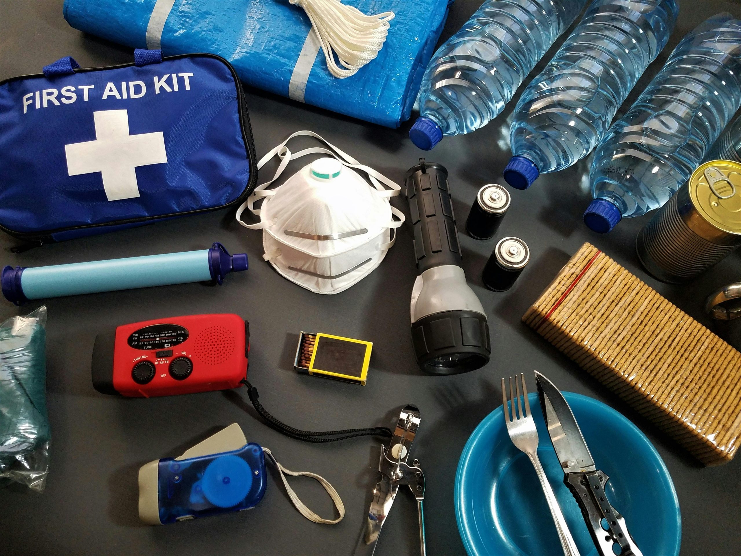 Prepararse sin alarmarse: el kit de emergencia recomendado por la UE