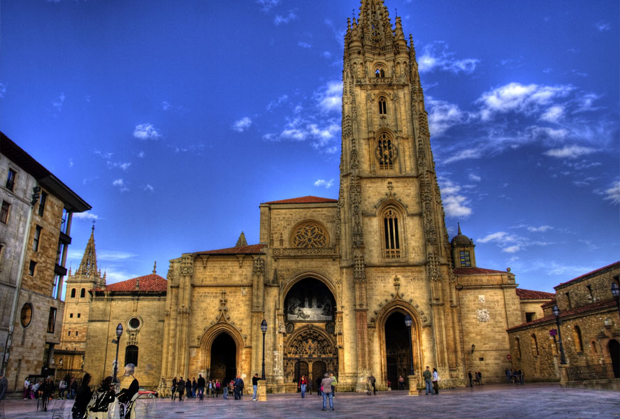 Instalan un mojón del Camino en la Catedral de Oviedo