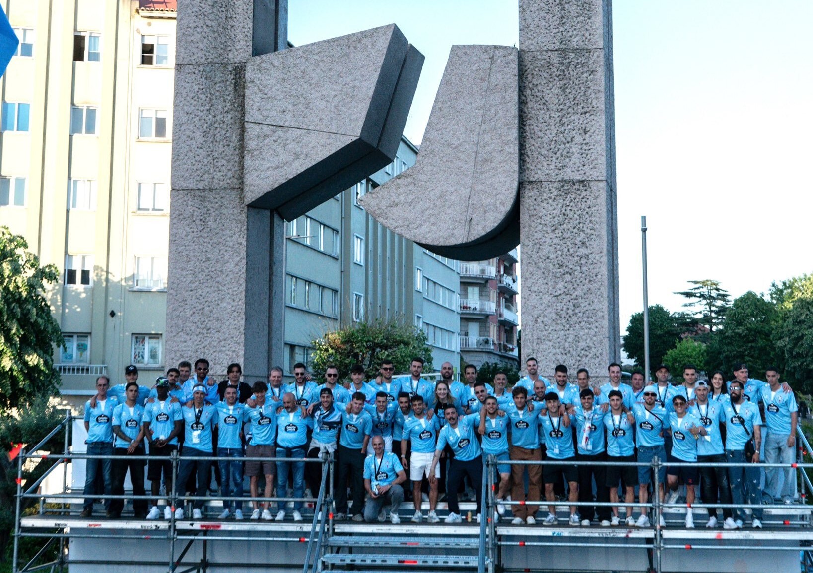 Vigo se llena de celeste