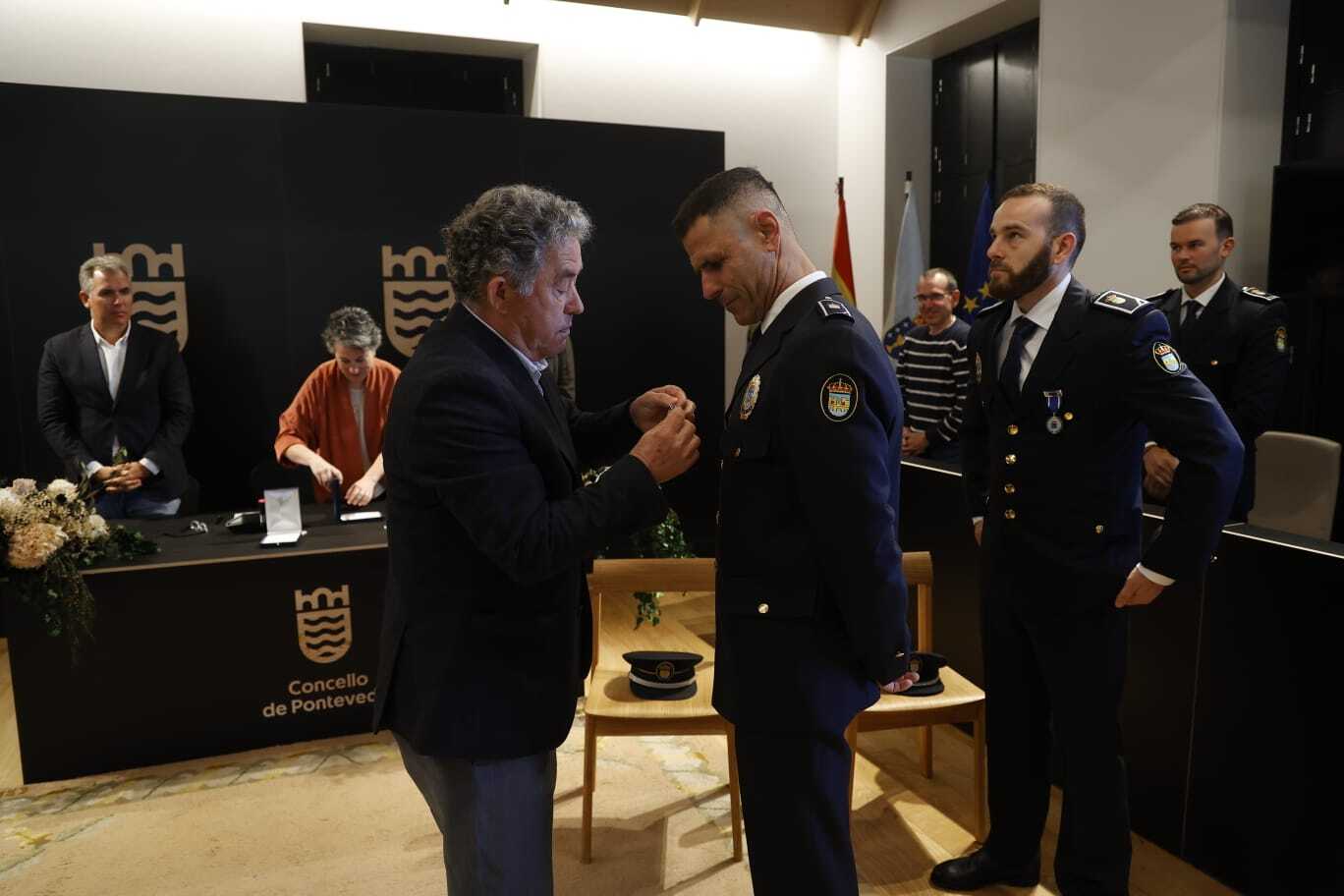 Pontevedra otorga la medalla al mérito profesional a dos agentes de la Policía Local
