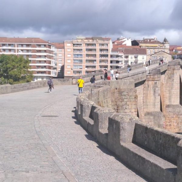 La Xunta finaliza los trabajos de limpieza en la Ponte Vella de Ourense, símbolo histórico de la ciudad