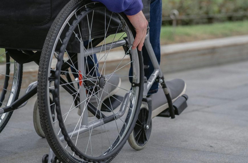 Un hombre finje ir en silla de ruedas para robar en A Coruña delante de un guardia civil