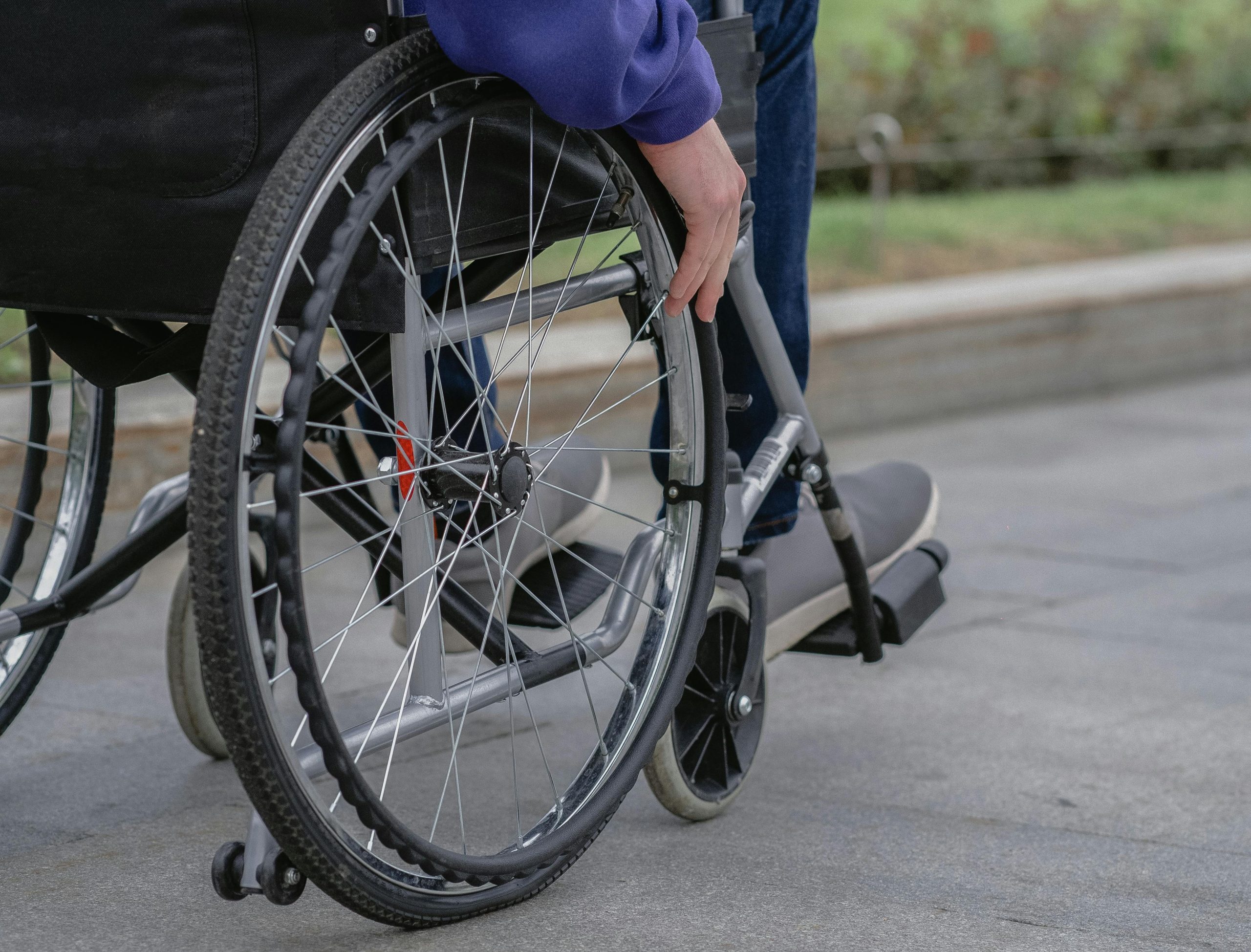 Un hombre finje ir en silla de ruedas para robar en A Coruña delante de un guardia civil