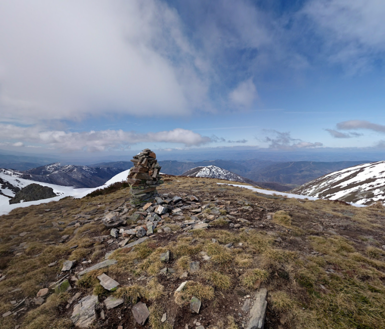 Os Ancares: pueblo con nieve en galicia