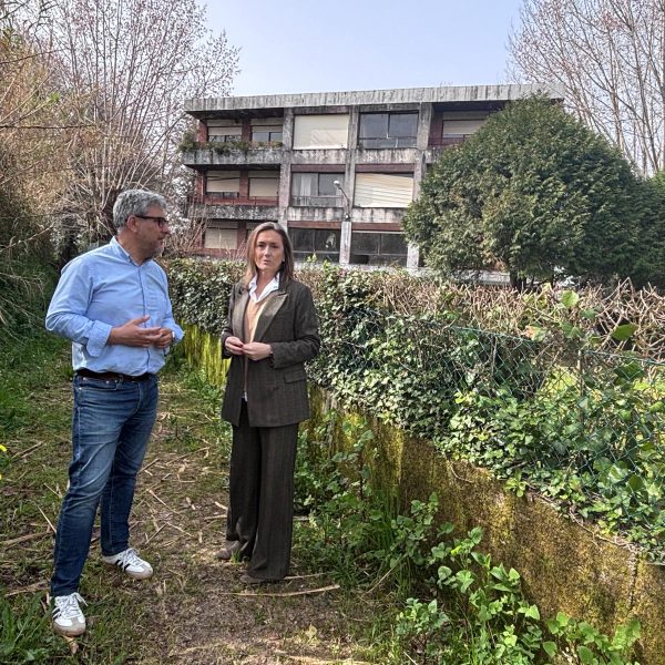 Luisa Sánchez pide a Caballero el derribo de las casas de maestros de O Sello tras rectificar en Canicouva