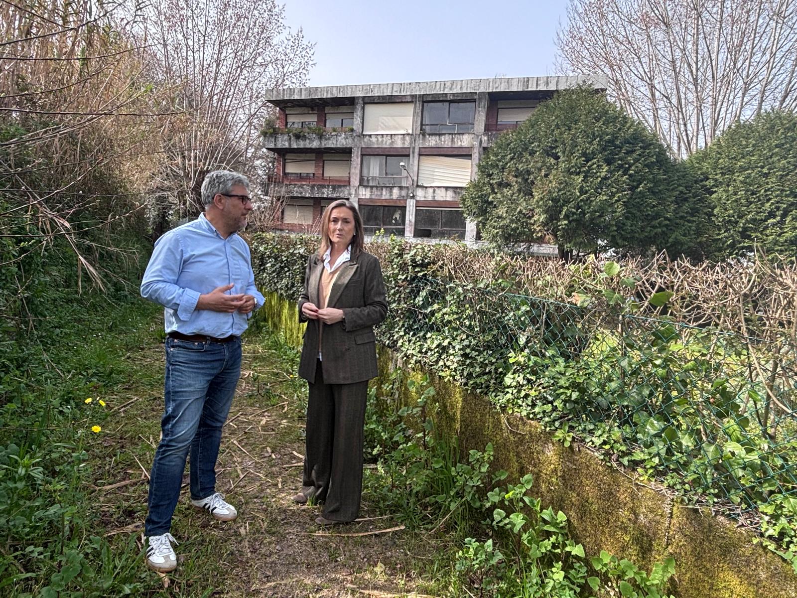 Luisa Sánchez pide a Caballero el derribo de las casas de maestros de O Sello tras rectificar en Canicouva