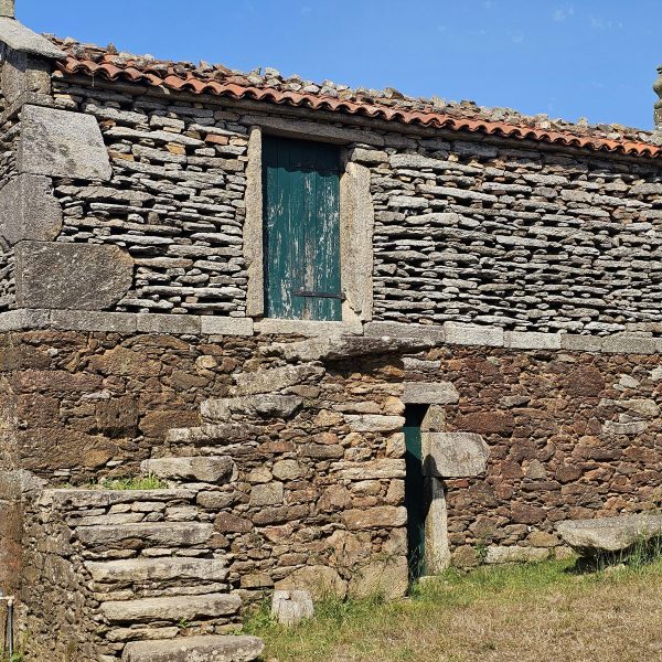 Los hórreos gallegos renacen con nuevos usos artesanos