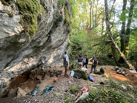 La Cova Eirós, en Triacastela (Lugo), amplía su historia con nuevos hallazgos arqueológicos. Una campaña impulsada por la Xunta de Galicia ha localizado restos humanos de la Edad del Bronce en las cavidades del entorno.