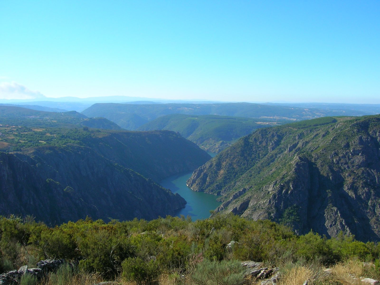 Cañones del Sil entre Nogueira de Ramuín y Ribas de Sil, con el río encajado entre laderas de la Ribeira Sacra