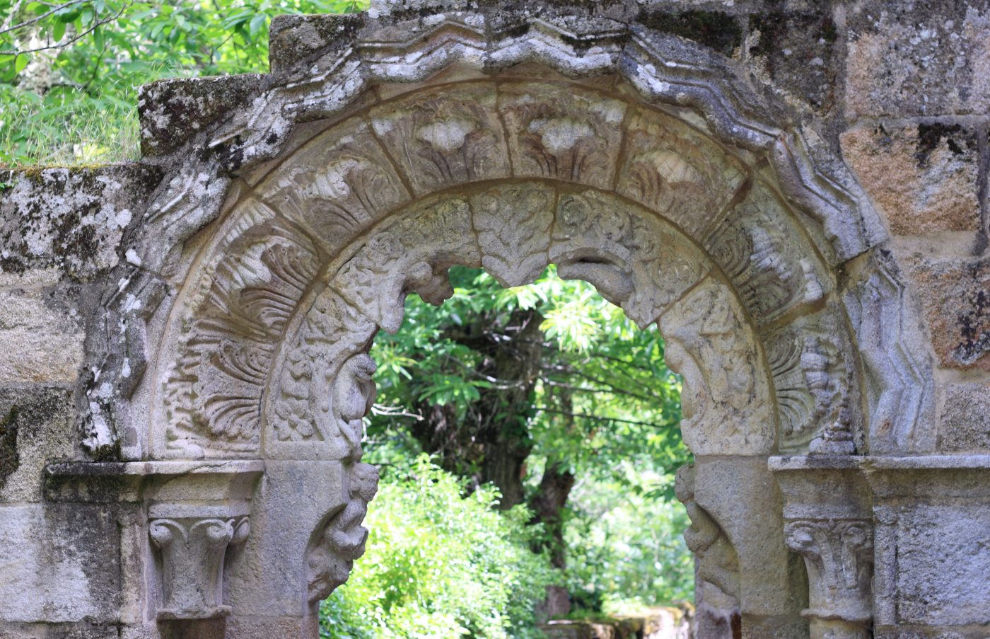 Arco románico del Mosteiro de Santa Cristina de Ribas de Sil enmarcando el bosque