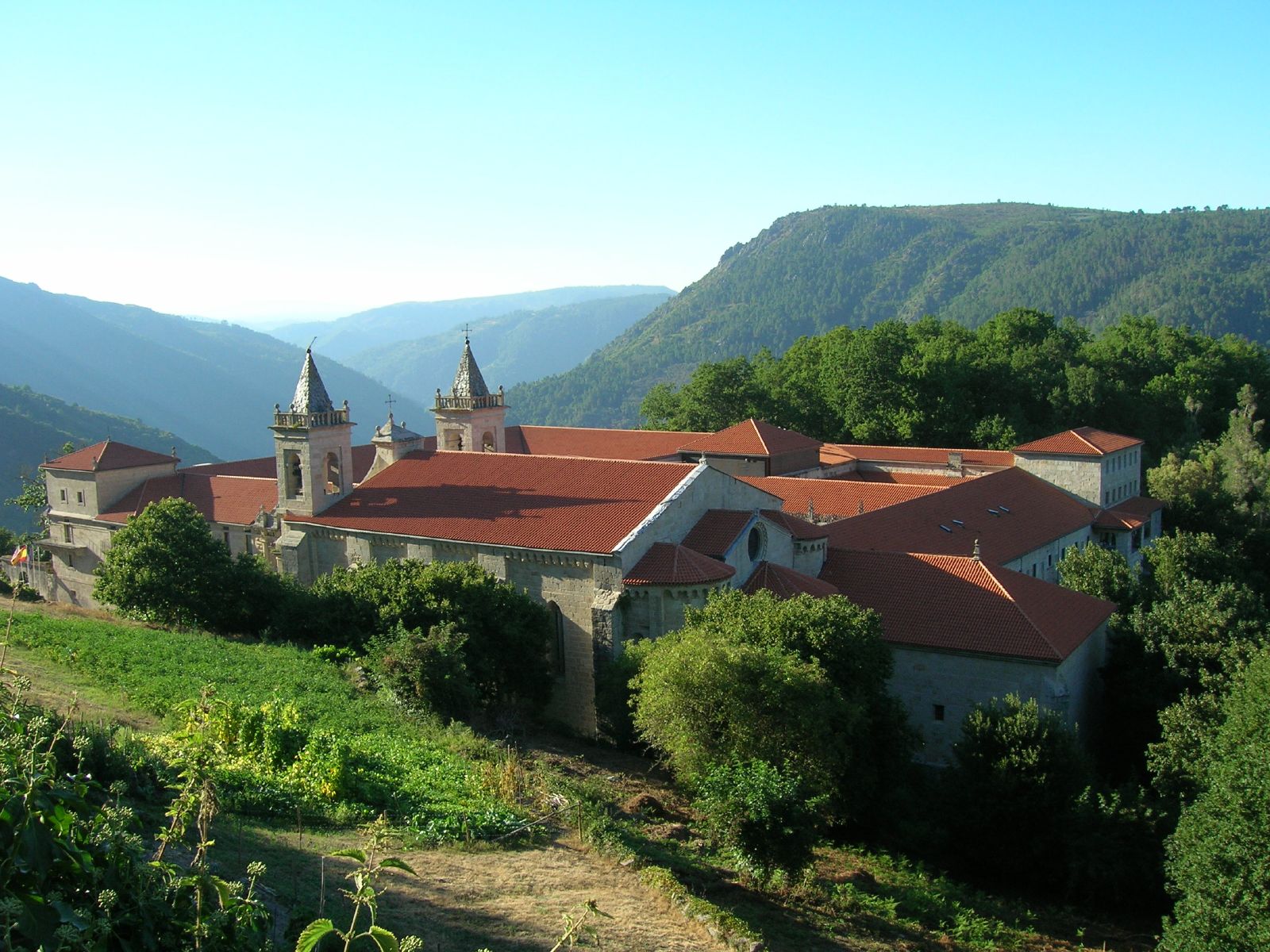 Mosteiro de Santo Estevo de Ribas de Sil, hoy Parador, entre viñedos y montes en Nogueira de Ramuín