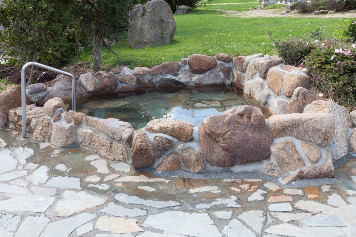 Poza termal de piedra de Burga de Canedo, junto al Miño en Ourense